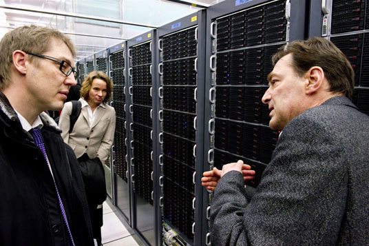 Sjefen for CERNs avdeling for informasjonsteknologi, Dr Frederic Hemmer viste statssekretær Raimo Valle rundt i CERNs datasenter i organisasjonens hovedkvarter i Genève. Foto: Maximilien Brice/CERN