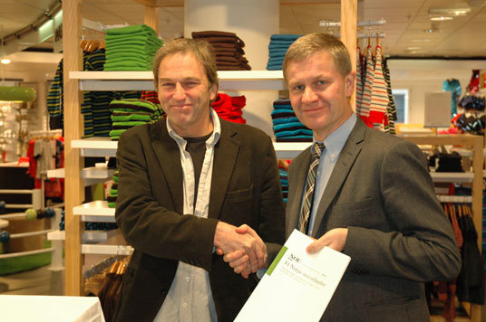 Miljø- og utviklingsminister Erik Solheim fikk i dag overrakt NOU 2010:9 Et Norge uten Miljøgifter av leder for miljøgiftsutvalget, professor Ketil Hylland. Foto: Miljøverndepartementet.