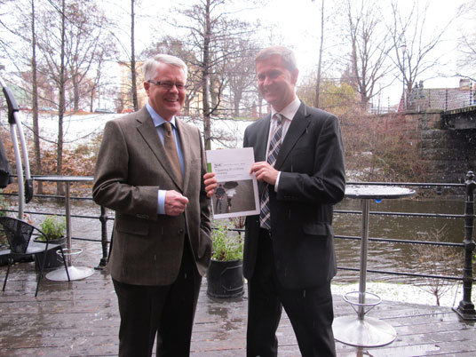 Miljø- og utviklingsminister Erik Solheim sammen med utvalgsleder Oddvar Flæte. Foto: Miljøverndepartementet.