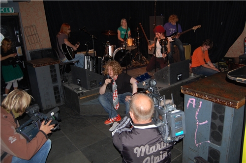 Direct from the district; Finnsnes-bandet "Paraboles Volantes" underholdt da by:larmprosjektet "Nisjelandet" ble presentert på Cafe Mono i Oslo.