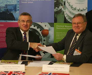 Energiminister Malcolm Wicks og ambassadør Bjarne Lindstrøm