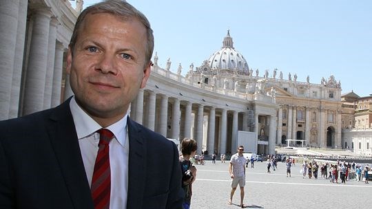 Utviklingsminister Heikki Eidsvoll Holmås møtte erkebiskop Dominique Mamberti i Vatikanet 17. juni 2013.