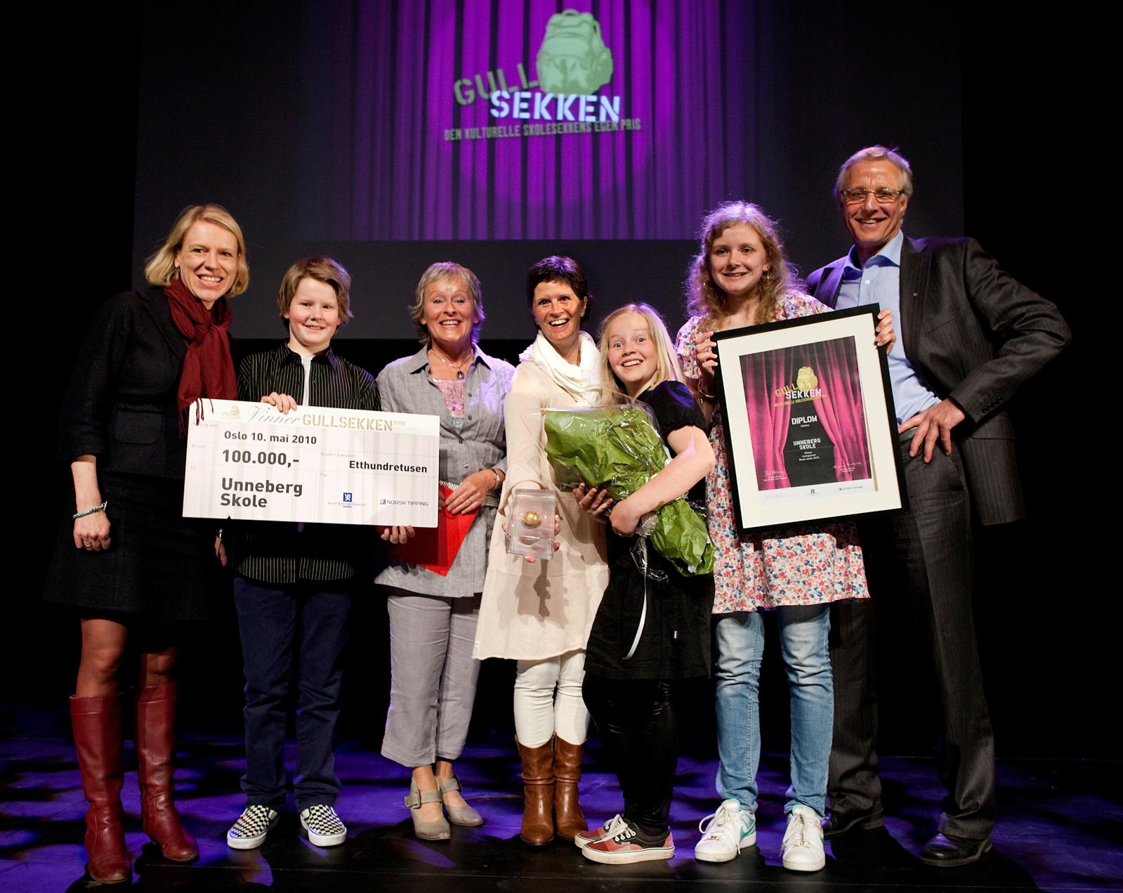 Fra venstre: Anniken Huitfeldt, Steinar Hunskaar, Lene S. Bruun, Eva Lill Leming, Hannah Wengård, Synne Friele Heian og Torbjørn Almlid. Foto: Ole Walter Jacobsen