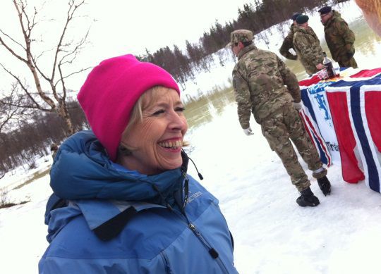 Forsvarsminister Anne-Grete Strøm-Erichsen besøker i dag britiske Royal Marines på overlevelsestrening utenfor Harstad. Her øver de på komme seg opp etter å ha falt igjennom isen med ski og pakning. Dette har blitt et tradisjonsrikt rituale for de britiske soldatene. Vel oppe av isvannet får de et glass Captain Morgan og skåler for dronningen.