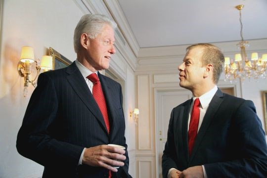Utviklingsminister Heikki Eidsvoll Holmås møtte USAs tidligere president Bill Clinton for blant annet å snakke om prevensjon for kvinner i fattige land. Foto: Ragnhild H. Simenstad, UD.