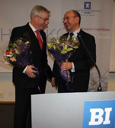 Finansminister Sigbjørn Johnsen og strategirådets leder professor emeritus i finans, Elroy Dimson. Foto: BI