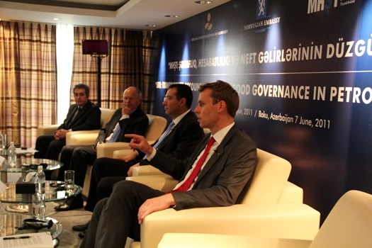 Fra venstre: Guban Ibadoghu, Statoils styreformann Svein Rennemo, lederen for det statlige oljefondet i Aserbajdsjan, Shamar Movsumov og olje- og energiminister Ola Borten Moe.