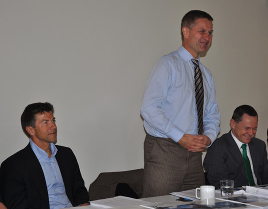 Professor Dag O. Hessen, miljø- og utviklingsminister Erik Solheim og leder for OECDs miljøavdeling, Simon Upton, på lanseringen av OECDs miljørapport om Norge. Foto: Marianne Gjørv.