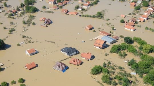 Bildet viser hvordan vannet har funnet nye veier på Balkan og er tatt fra helikopter. Foto: European Union 2014, DG ECHO