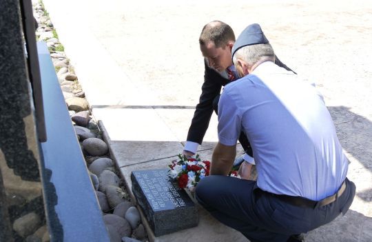 Statssekretær Eirik Øwre Thorshaug og brigader Morten Klever la ned en krans ved en minnestein for falne og savnede i strid ved basen Sheppard Air Force Base i forbindelse med et besøk til det norske personellet som trener her.