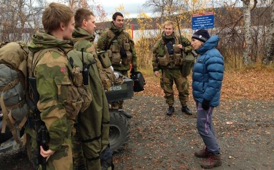 Forsvarsministeren møtte grensejegere på vei fra Pasvikelva til Bjørnsundhøyden.