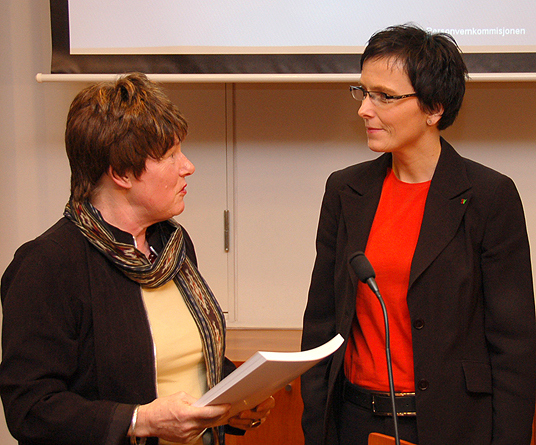 Bilde: Personvernkommisjonens leder Kjellbjørg Lunde overleverer sluttrapporten til fornyings- og administrasjonsminister Heidi Grande Røys.