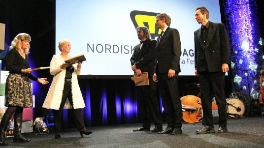 Utdeling av Kulturdepartementets menneskerettspris for journalister, under Nordiske mediedager i Bergen 7. mai 2014. Fra venstre: Juryleder Ann-Magritt Austenå, kulturminister Thorhild Widvey, Hans Petter Aass, Thomas Ergo og Rune Vandvik.