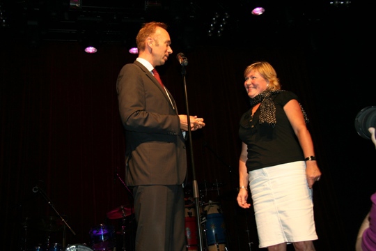 Kultur- og kirkeminister Trond Giske og administrerende direktør Suzette Paasche i Museene i Sør-Trøndelag. Foto: KKD