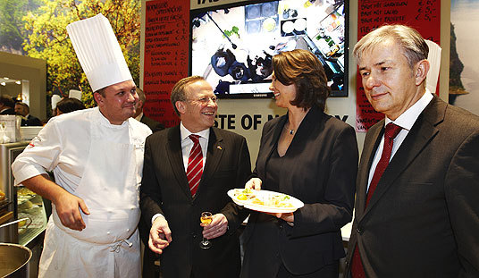 Gjestekokk Mikael Forselius, landbruks- og matminister Lars Peder Brekk, Tysklands landbruksminister Ilse Aigner og Berlins borgermester Klaus Wowereit
