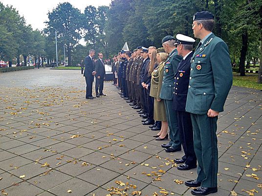 Forsvarsministrene ved blomsterseremoni i Riga