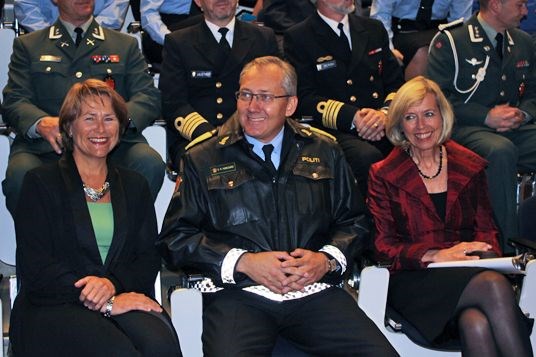 Justisminister Grete Faremo, politidirektør Odd Reidar Humlegård, forsvarsminister Anne-Grete Strøm-Erichsen 