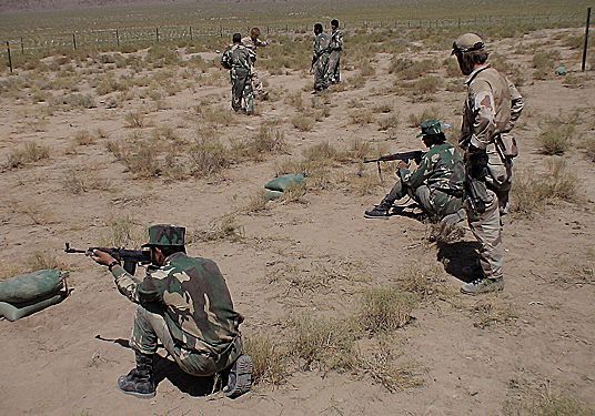 Norske soldater trener afghanere (FMS, Torbjørn Kjosvold)