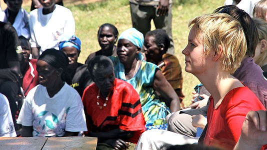 Ingrid Fiskaa besøkte det norskstøttede prosjektet i landsbyen Gulu i Nord-Uganda. (Foto: Anne Vinding, UD)