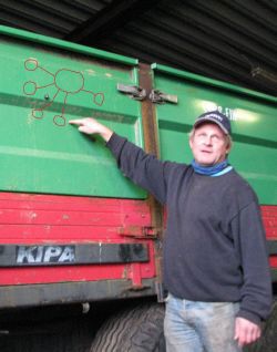 Jon Leif Eikås forklarer organiseringen og samspillet i purkeringen med ett nav og ti satellitter. 