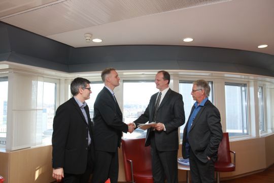 F.v. Seniorrådgiver fra Transnova Tom E. Nørbech,  leder for Transnova, Erlend Solem, samferdselsminister Ketil Solvik-Olsen og vegdirektør Terje Moe Gustavsen