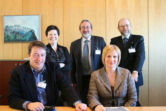 Bildet viser bak fra venstre: Fiskeri- og kystminister Helga Pedersen, leder i Rømmingskommisjonen Lars André Dahle og Fiskeridirektør Peter Gullestad.