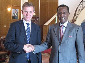 Bilde: Utviklingsminister Erik Solheims besøk hos Tsjads president Idris Deby er det første norske ministerbesøket i landet og starten på en politisk dialog. Foto: UD