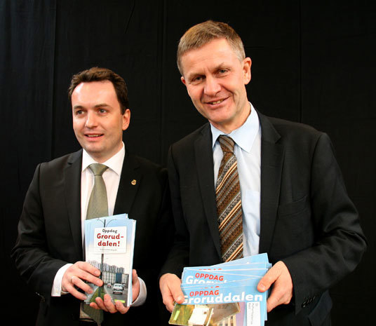 Byrådsleder Stian Berger Røsland og miljø- og utviklingsminister Erik Solheim lanserte "Oppdag Groruddalen -en kulturhistorisk Guide" på Veitvet Senter onsdag 17. mars. Foto: Synnøve Riise Bøgeberg.