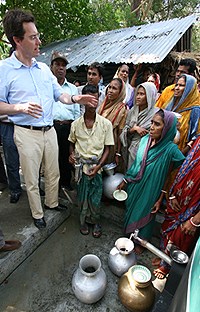 Statssekretær Håkon A. Gulbrandsen på feltbesøk i Barisal-regionen sør i Bangladesh. Her ved et drikkevannsfilter som renser vannet gjennom sand.  Foto: Trond Viken, UD