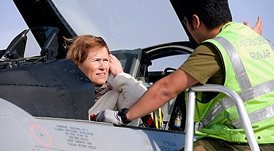 Forsvarsminister Grete Faremo i F-16-fly ved besøket på Kreta. - Foto: Forsvaret