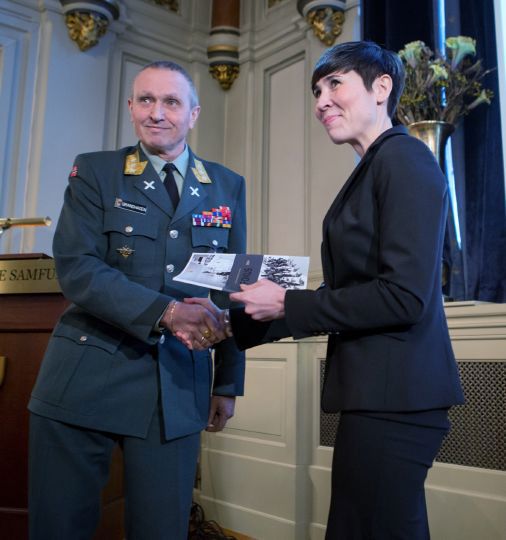 Sjef for Etterretningstjenesten Kjell Grandhagen overrekker FOKUS 2014 til forsvarsminister Ine Eriksen Søreide.