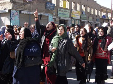 Demonstrerende kvinner i Kabul. Foto: Fardin Waezi/UNAMA (Flickr)