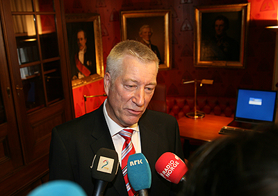 Sigbjørn Johnsen blir intervjuet på sitt nye kontor