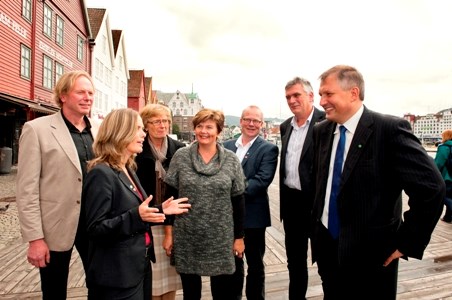Olje- og energiminister Terje Riis-Johansen sammen med Hardangerordførerne etter presentasjonen av utvalgene.