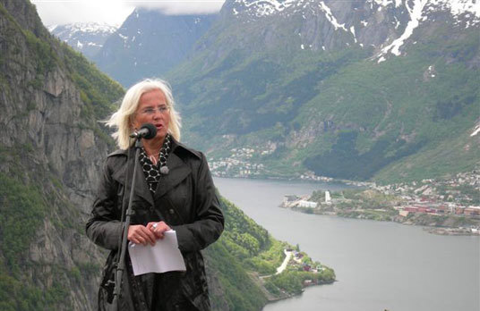 Miljøvernminister Helen Bjørnøy mener Tyssedal kraftanlegg er en enestående representant for det store industrieventyret.