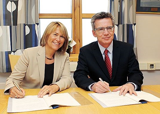 Forsvarsminister Grete Faremo og Tysklands forsvarsminister Thomas de Maiziere signerte avtalen om samarbeid i nordområdene (Forsvarets mediesenter)