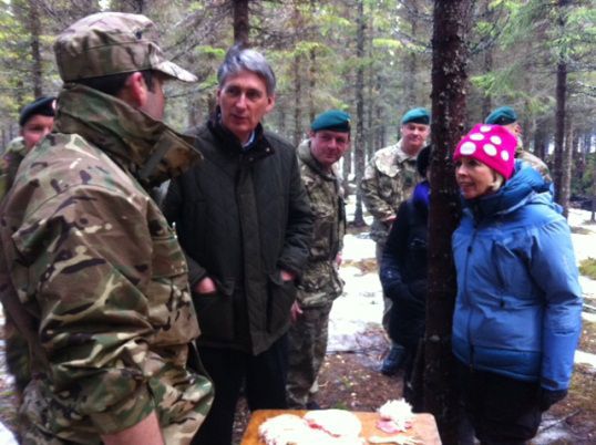 Hammond og Strøm-Erichsen besøker britiske Royal Marines på overlevelsestrening i regi av Alliert Treningssenter utenfor Harstad (her demonstrerer en britisk offiser hvordan man slakter og parterer en kylling).