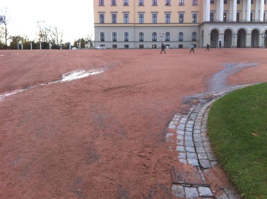 Grusbelegget på Slottsplassen renner nedover ved regnvær.